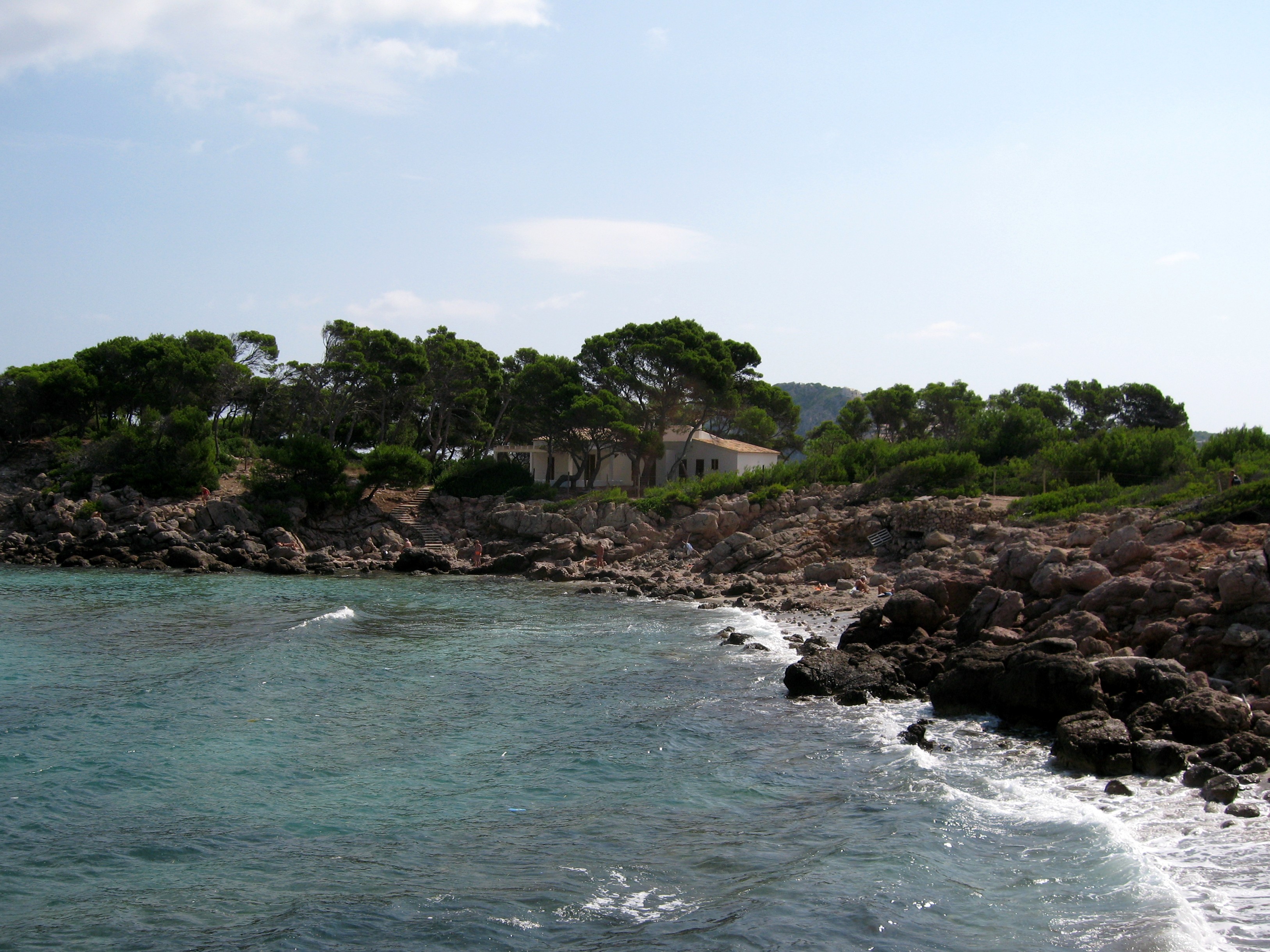 Lado sureste de Cala Moltó y aguas transparentes