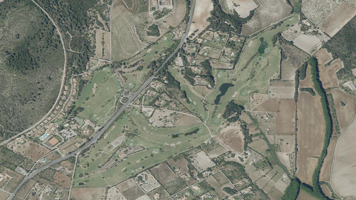 Vista aérea de Pula Golf Resort y su entorno